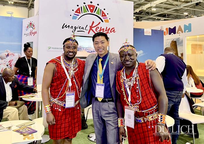Giám đốc Công ty Mr Linh’s Adventures Nguyễn Tuấn Linh (giữa) tại một sự kiện quốc tế
